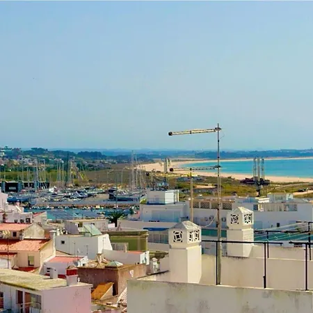 Lagos Central Hostel דירה *