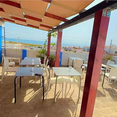 Lagos Central Hostel דירה *