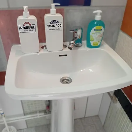 Lagos Central Hostel דירה