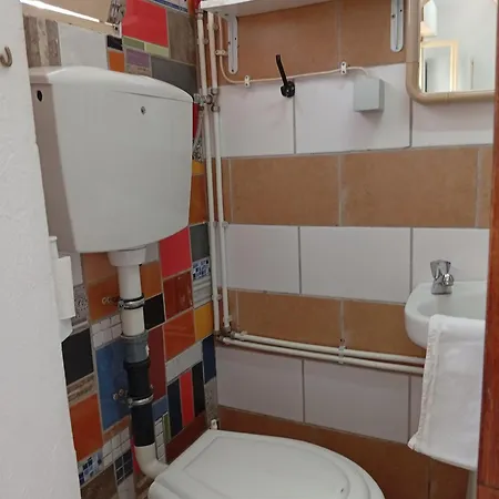 Lagos Central Hostel דירה *