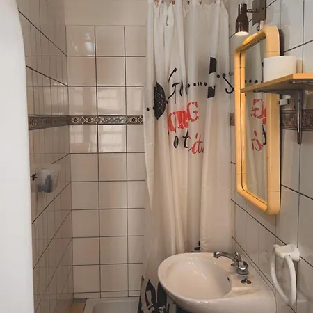 Lagos Central Hostel * לאגוּ‏ש
